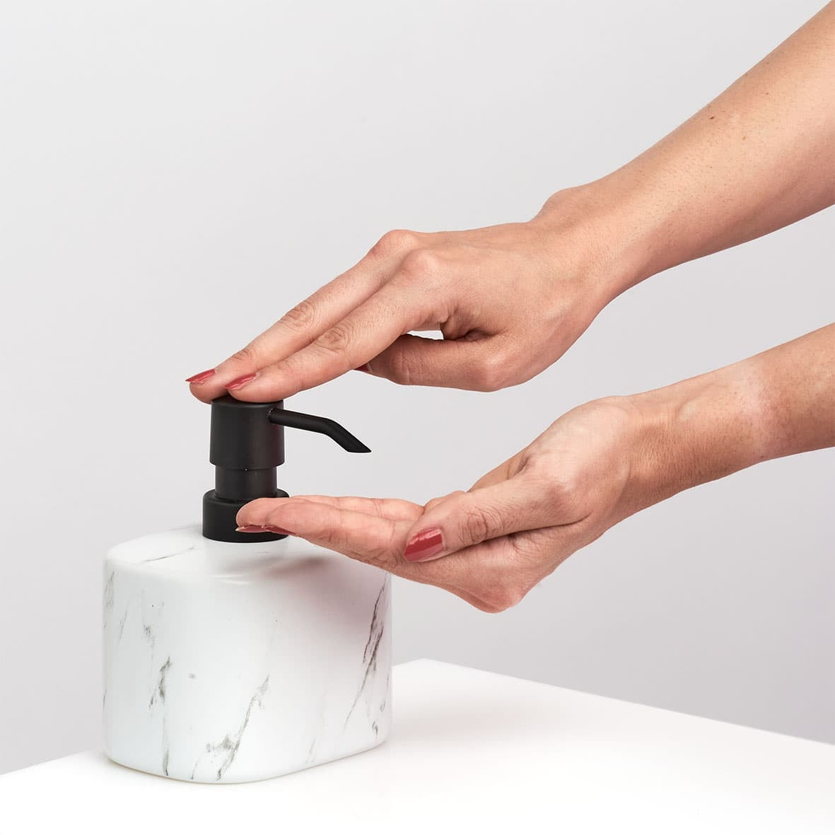 Dozator pentru sapun din ceramica, Marble Alb / Negru, L11xl8,1xH13,2 cm (1)
