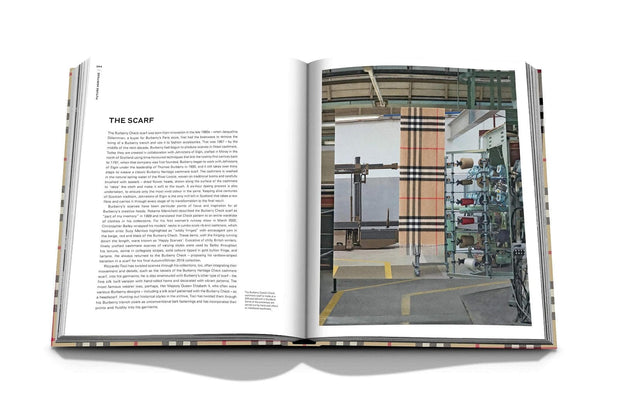 Carte Burberry, Alexander Fury, Editie in Limba Engleza (3)