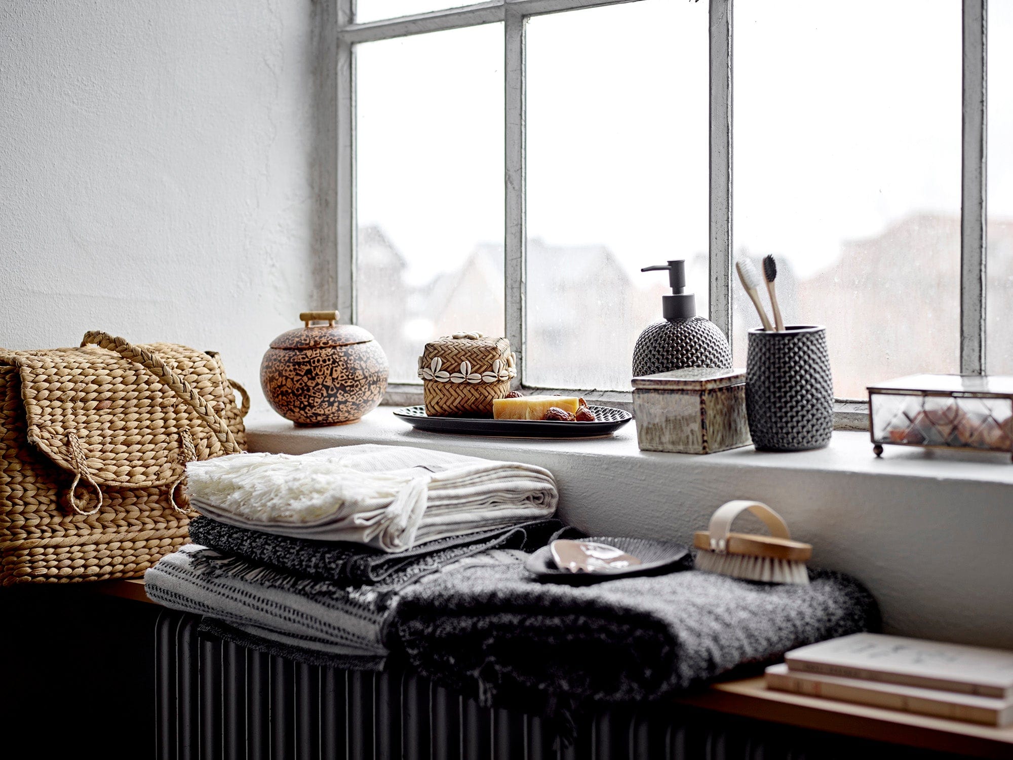 Bloomingville Set 3 accesorii pentru baie din ceramica, Hrin Gri