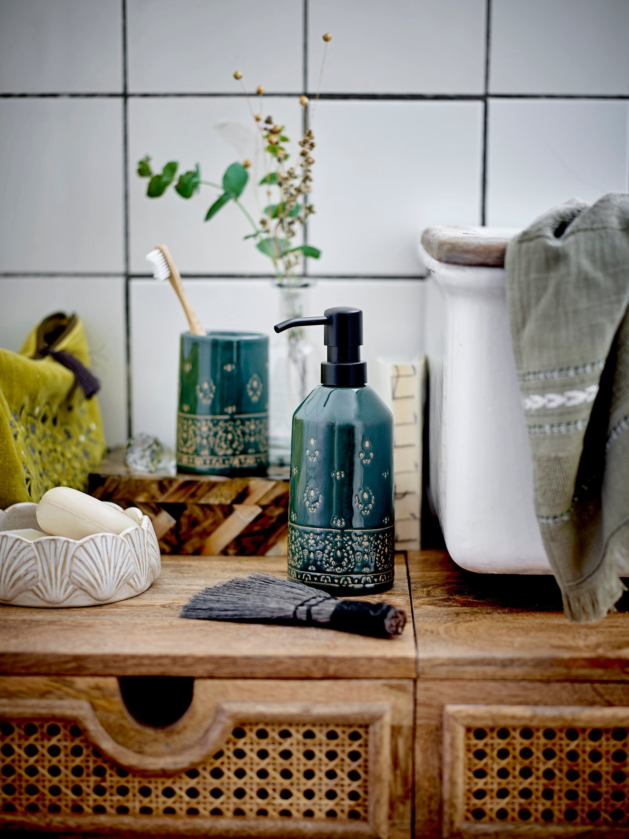 Bloomingville Set dozator pentru sapun si pahar pentru periuta, din ceramica, Cheran Verde, Ø7.5xH19.5 cm