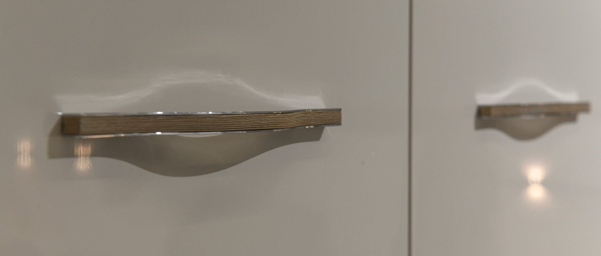 Set Mobila Dormitor din pal si MDF, cu pat 200 x 160 cm, 5 piese Gala Bej / Nuc Pacific (5)