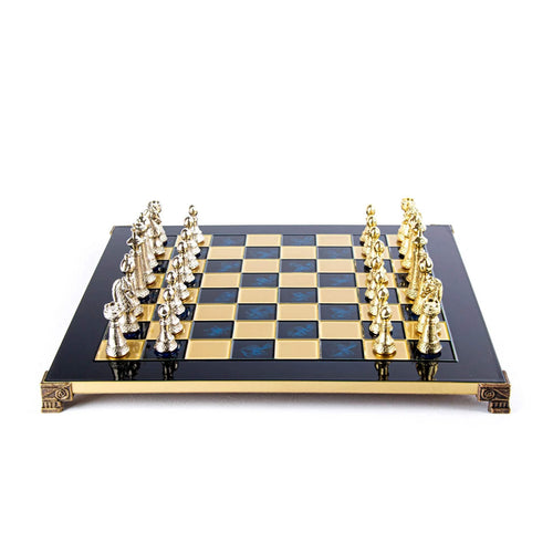 Manopoulos Set sah piese si tabla din alama, lucrate manual, Classic Metal Staunton, Tabla Albastru cu piese Auriu / Argintiu, 44 x 44 cm