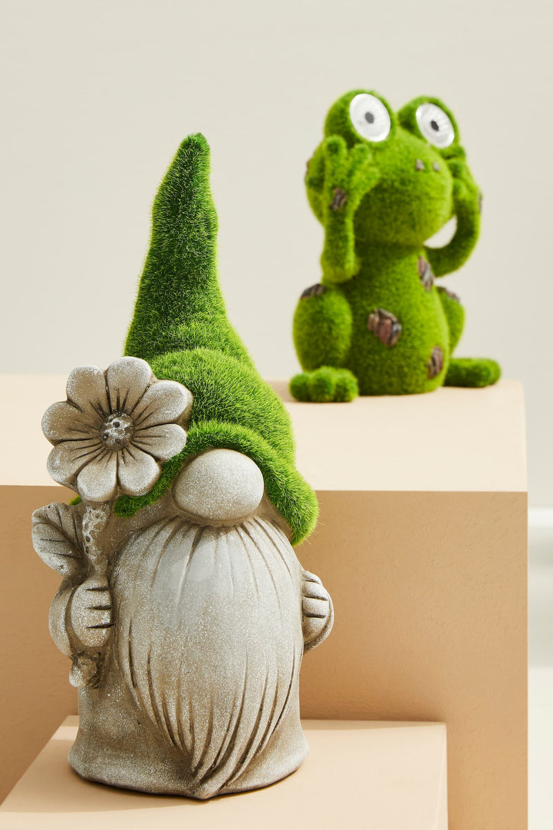 Decoratiune de gradina, din magnesia, Garden Gnome With Flower Gri / Verde, L14,5xl14,5xH31 cm (1)