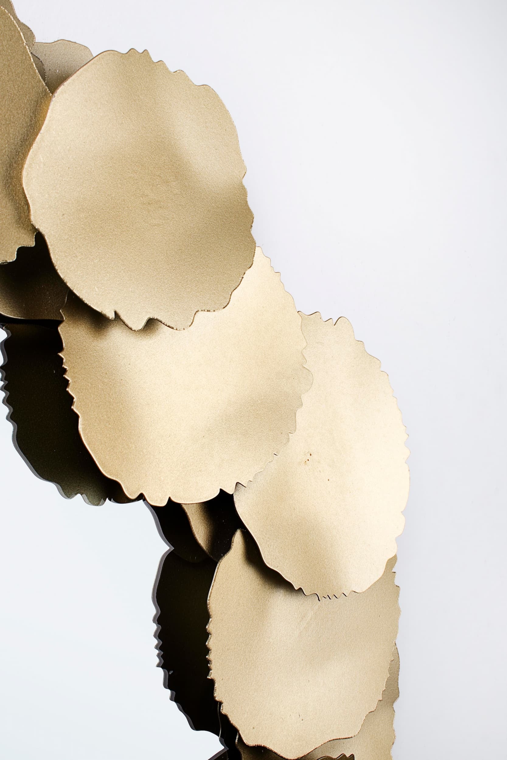 Oglinda decorativa cu rama metalica, Eldora Auriu, Ø78 cm (2)