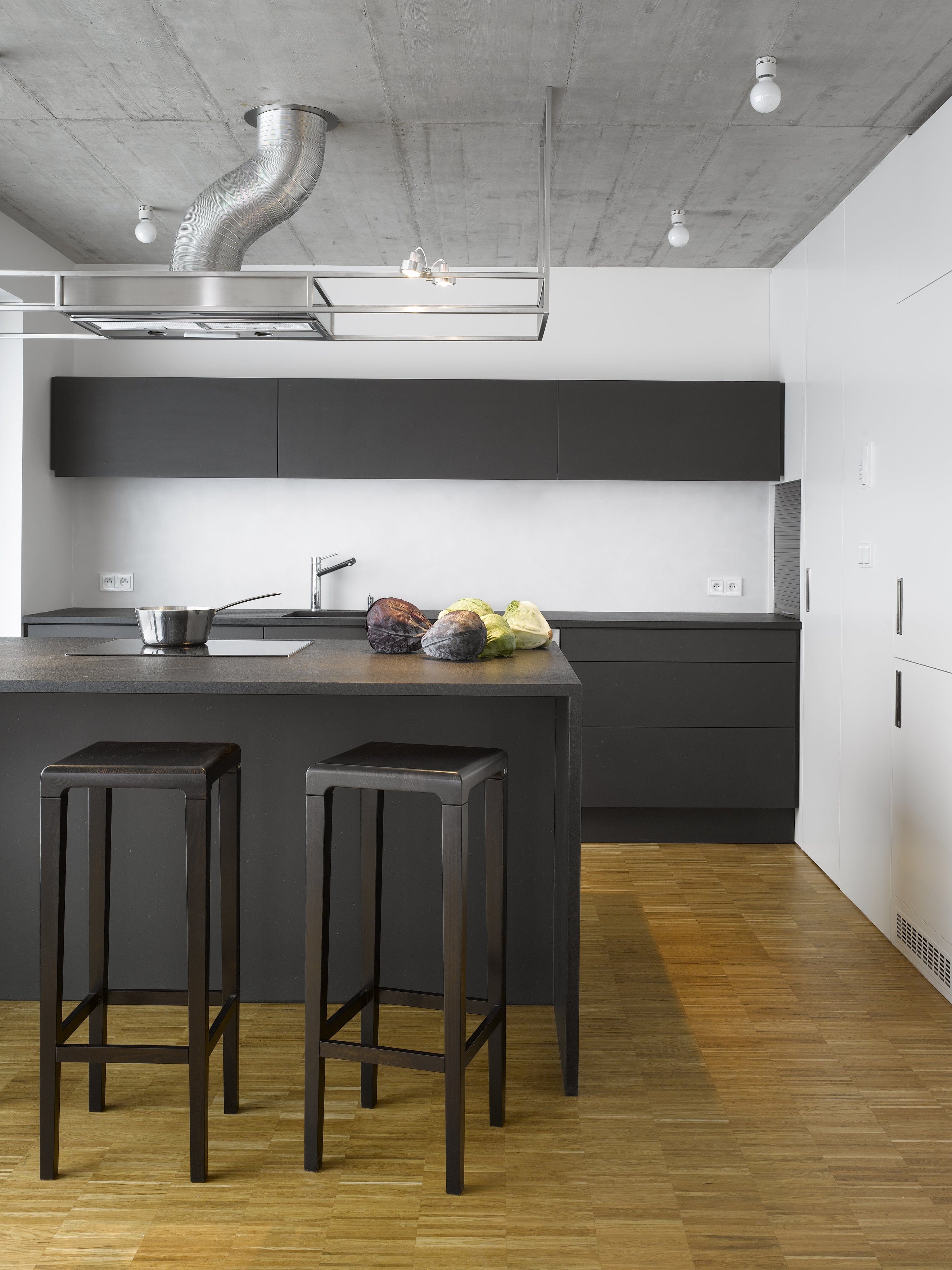 Scaun de bar din lemn de stejar Rioja Black High, l32xA32xH80 cm (5)