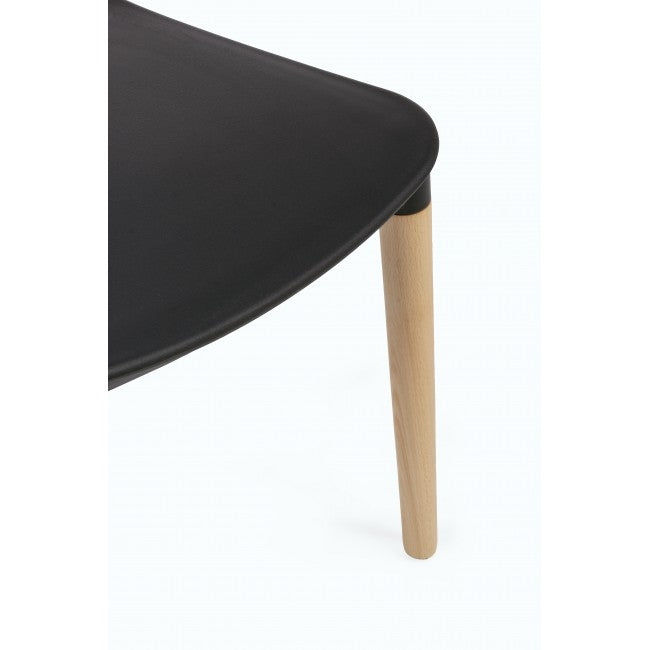 Scaun din plastic cu picioarele din lemn Warren Negru, l50xA43xH83 cm (1)