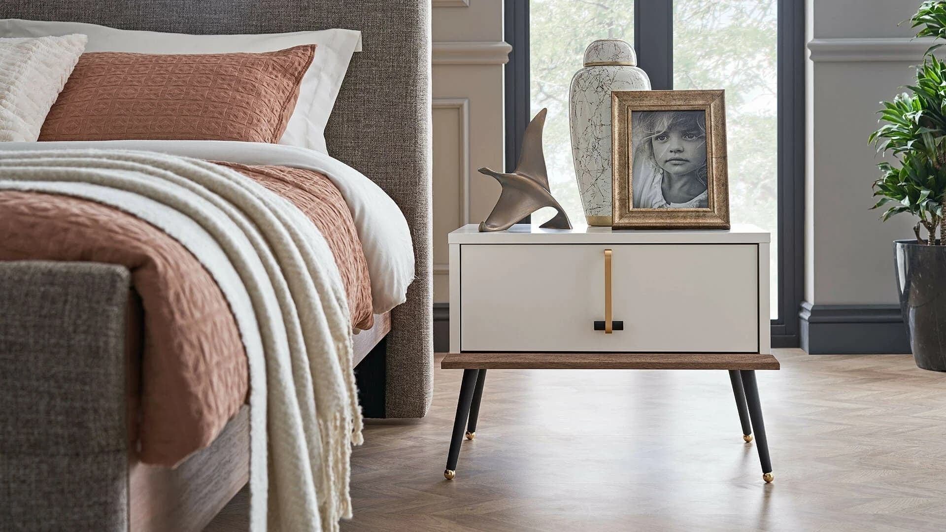 Dogtas Set Mobila Dormitor din pal si metal, cu pat 200 x 180 cm, 5 piese Larina Alb / Grej