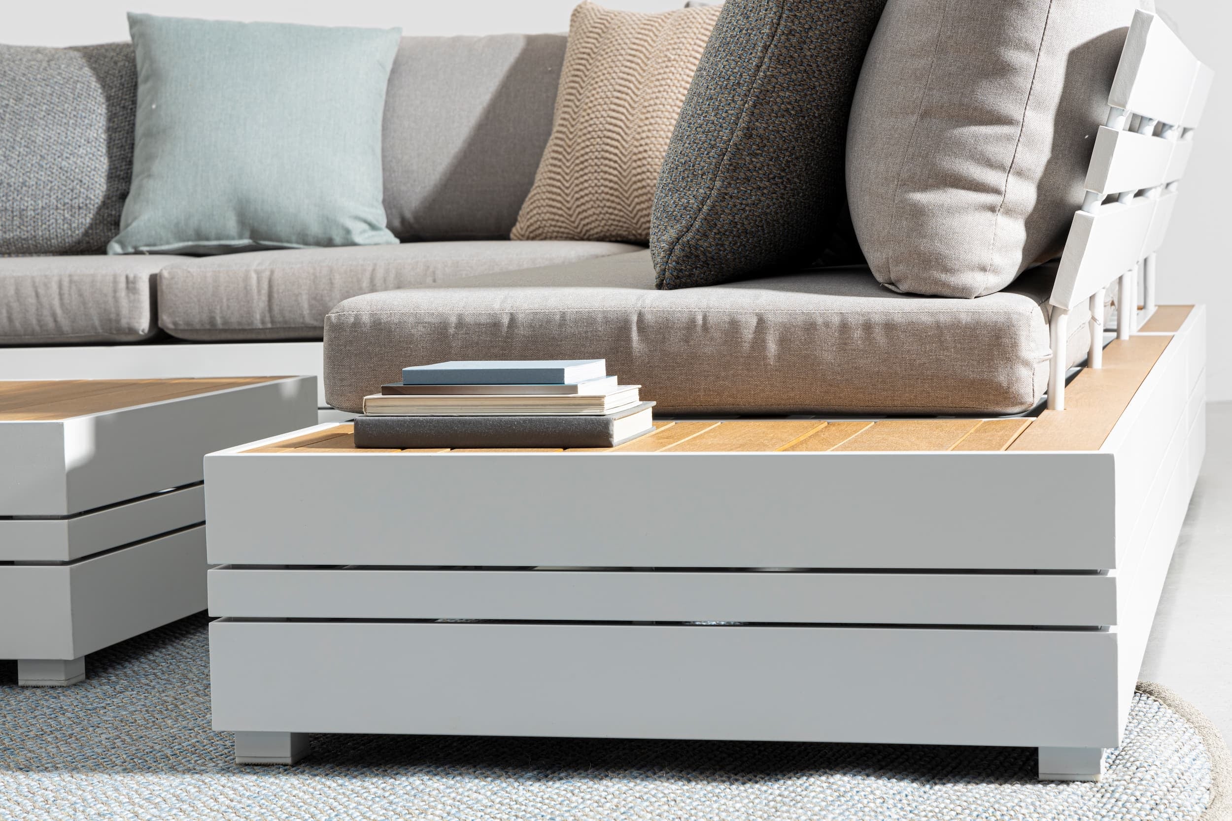 Set mobilier modular pentru gradina / terasa, Osten Gri / Natural / Alb, coltar 5 locuri + masa de cafea (2)