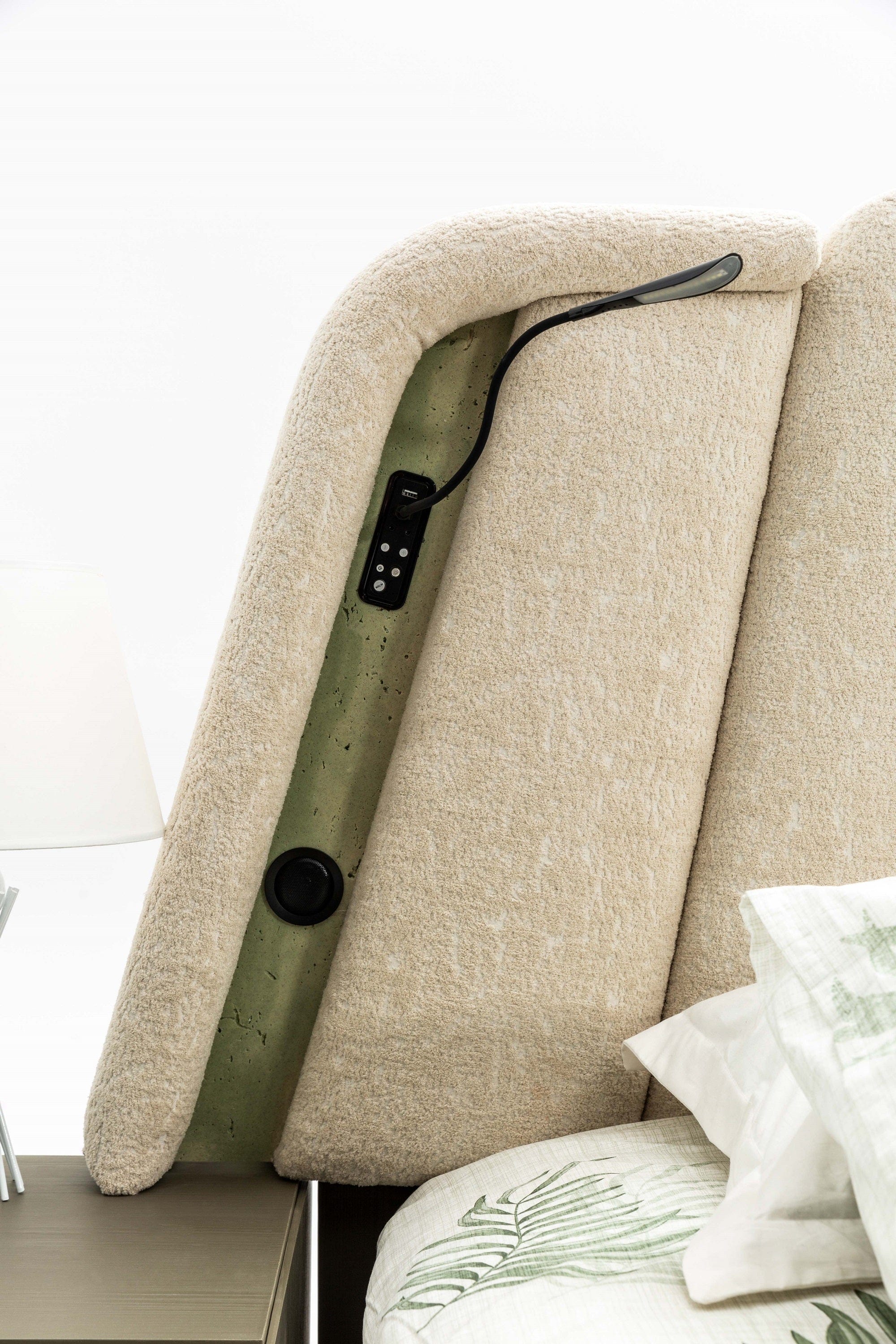 Candess Set Pat si banca tapitate cu stofa, LED inclus, cu pat 200 x 180 cm, Da Vinci Crem / Grej