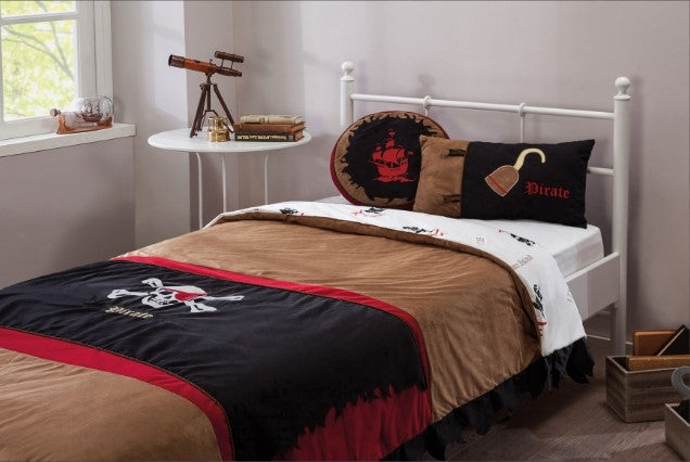 Set cuvertura pat copii si 2 perne decorative Pirate Hook Brown / Black (3)